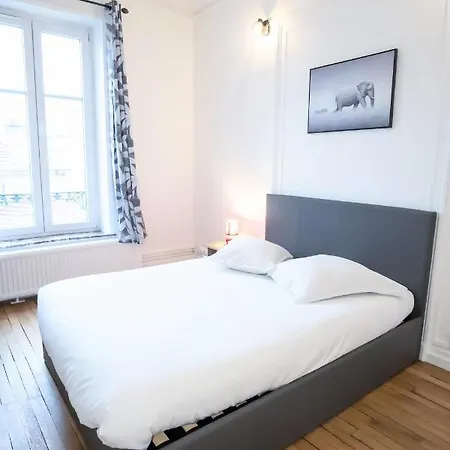 Double Fabriques, 2 Bedrooms, Central, Parking Nearby, Self Checkin *