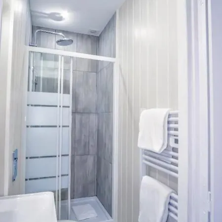 Double Fabriques, 2 Bedrooms, Central, Parking Nearby, Self Checkin Lejlighed *