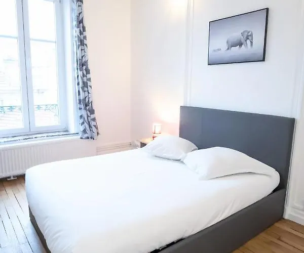 Double Fabriques, 2 Bedrooms, Central, Parking Nearby, Self Checkin *