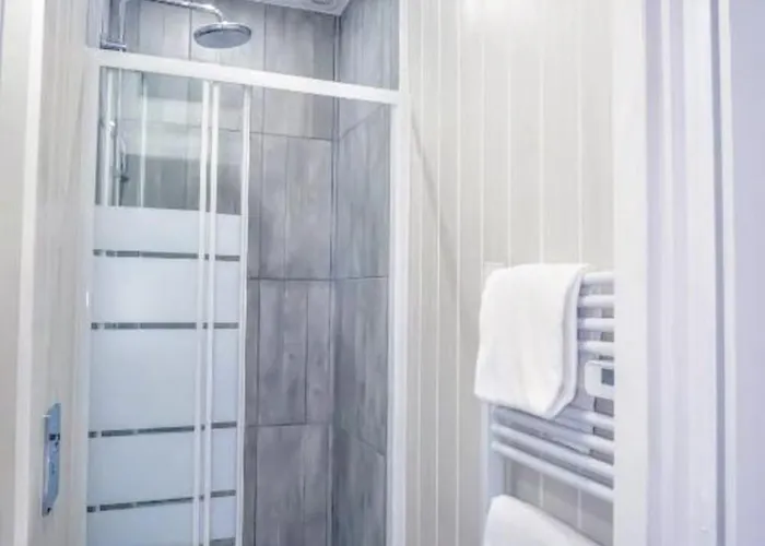 Double Fabriques, 2 Bedrooms, Central, Parking Nearby, Self Checkin Apartment *